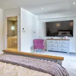 Luxury Townhouse At Windermere Marina Village 度假居